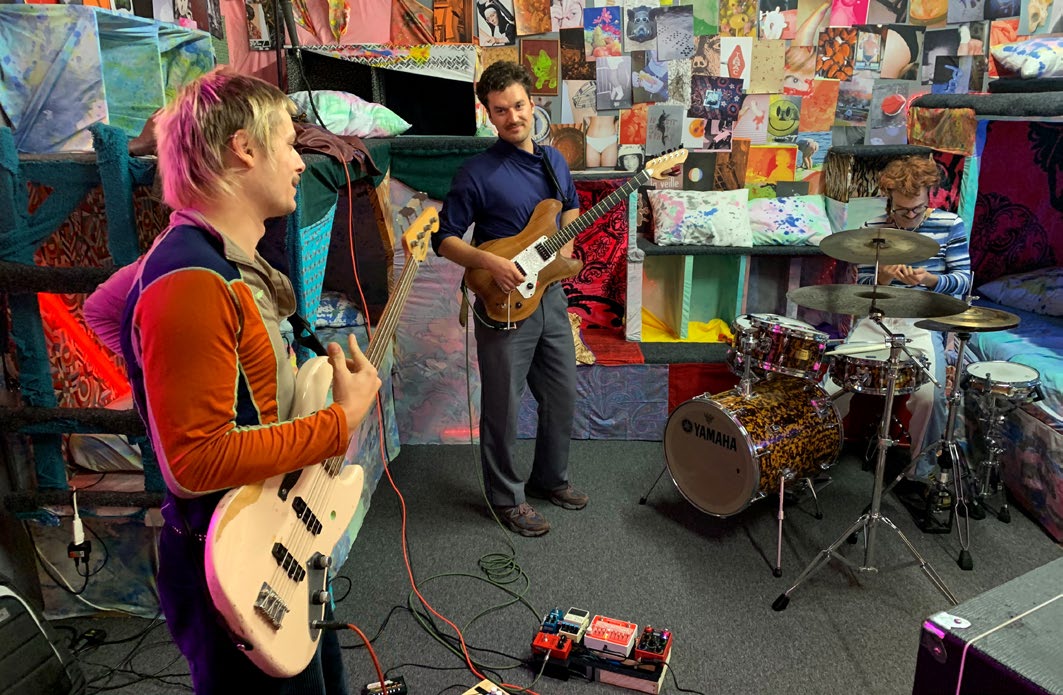 loud, radio performance